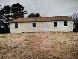 3613 Creekwood Dr in Hopewell, VA - Building Photo