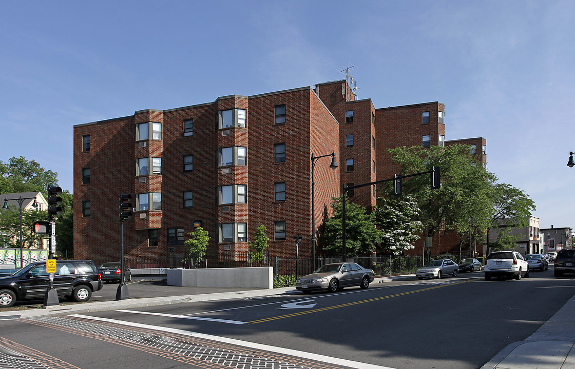 Peabody/Englewood in Boston, MA - Foto de edificio