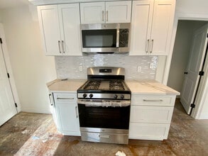 21 Bellevue St, Unit 3 in Waltham, MA - Foto de edificio - Building Photo