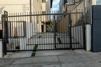1110 S Mariposa Ave in Los Angeles, CA - Building Photo - Building Photo