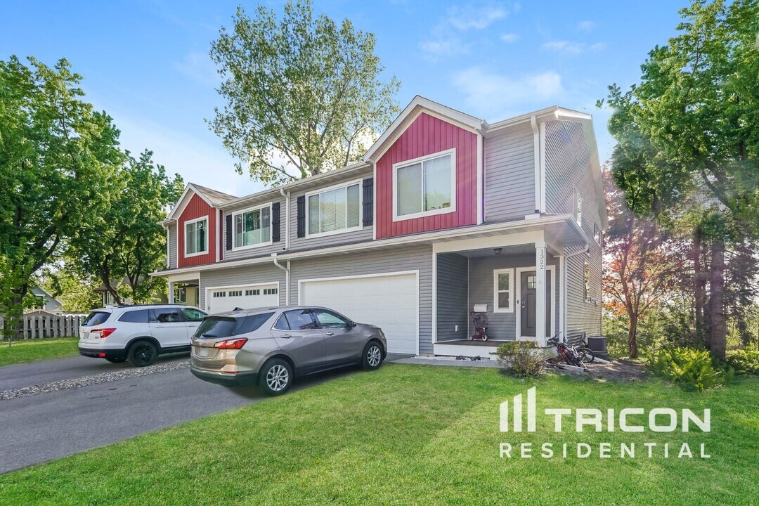 1322 Livingston Ave in West St. Paul, MN - Building Photo