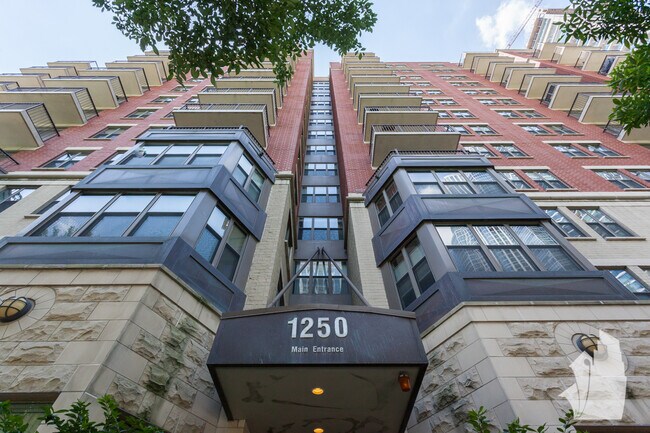 1250 S Indiana Pkwy, Unit 408 in Chicago, IL - Building Photo - Building Photo