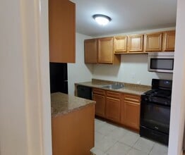 7700 Arehart Dr, Unit 1212 in New Carrollton, MD - Building Photo - Building Photo
