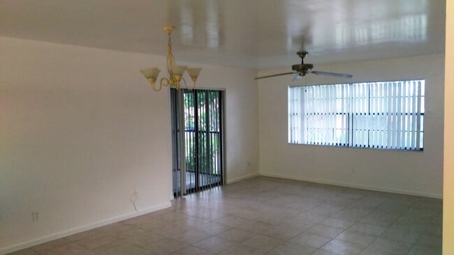 3673 NW 94th Ave in Sunrise, FL - Building Photo - Building Photo