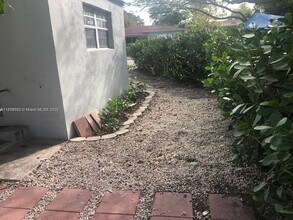 146 NW 56th St in Miami, FL - Foto de edificio - Building Photo