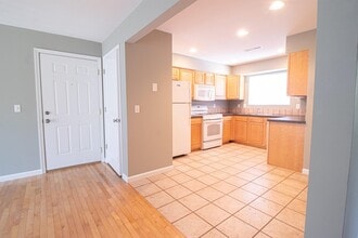 835 Grand Ave NE, Unit a in Grand Rapids, MI - Foto de edificio - Building Photo