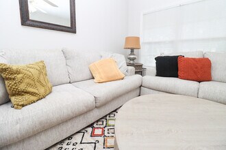 1904 Karen Ln in Tallahassee, FL - Foto de edificio - Building Photo