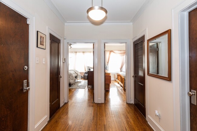 2324 E 69th St, Unit 2 in Chicago, IL - Foto de edificio - Building Photo