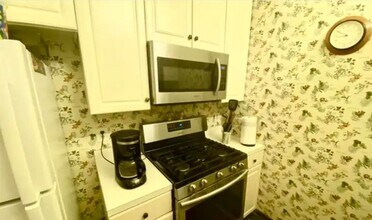 163 Cottonwood St, Unit C1 in Jersey City, NJ - Building Photo - Building Photo