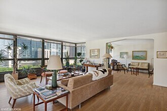 360 E Randolph St in Chicago, IL - Foto de edificio - Building Photo