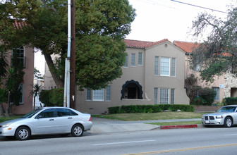 325 S Verdugo Rd in Glendale, CA - Building Photo - Building Photo