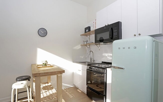 property at 810 N Clark St