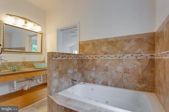 301 Loureiro Ln in Oxon Hill, MD - Building Photo - Building Photo