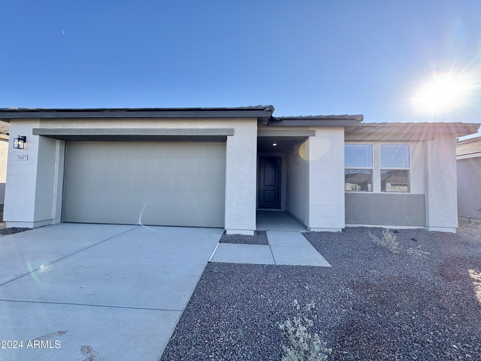 7607 Saddlehorn Rd in Peoria, AZ - Building Photo