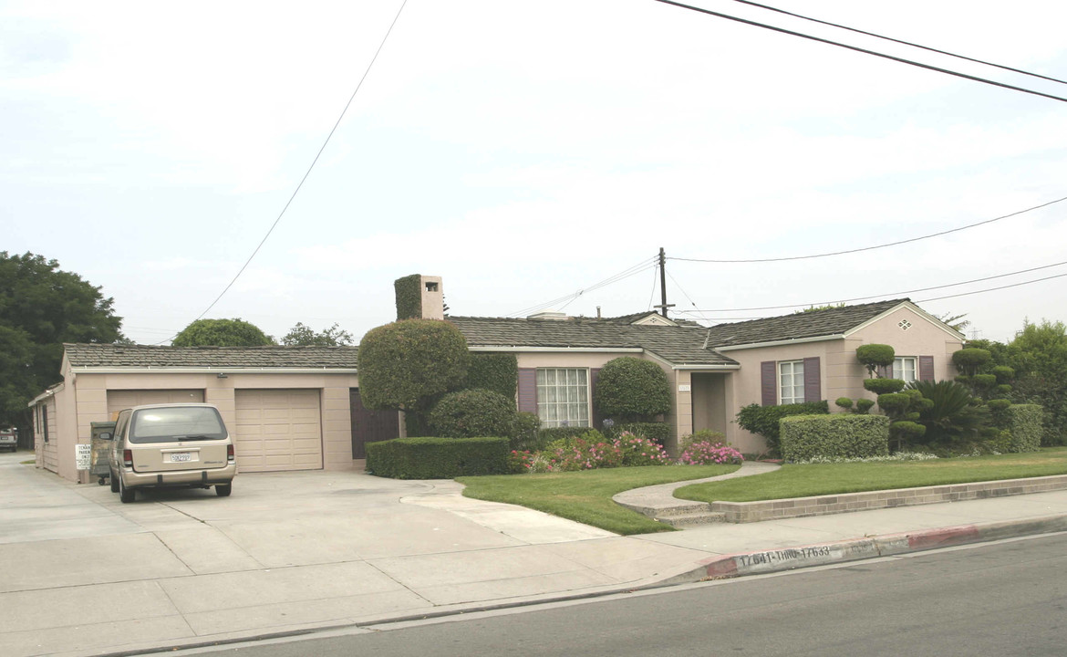 17633 Virginia Ave in Bellflower, CA - Building Photo