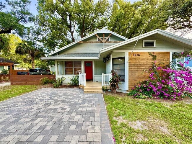 property at 1216 E Chelsea St