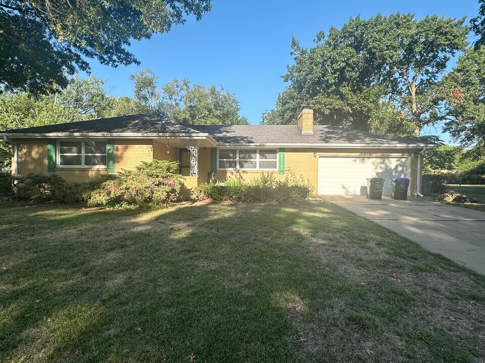 1027 SW Crest Dr in Topeka, KS - Building Photo