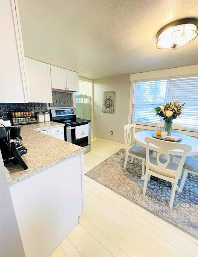 18 Elm St in Windsor, CO - Foto de edificio - Building Photo