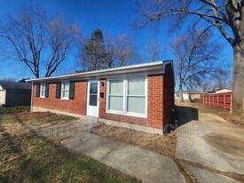 5703 Chestnutwood Way in Louisville, KY - Building Photo