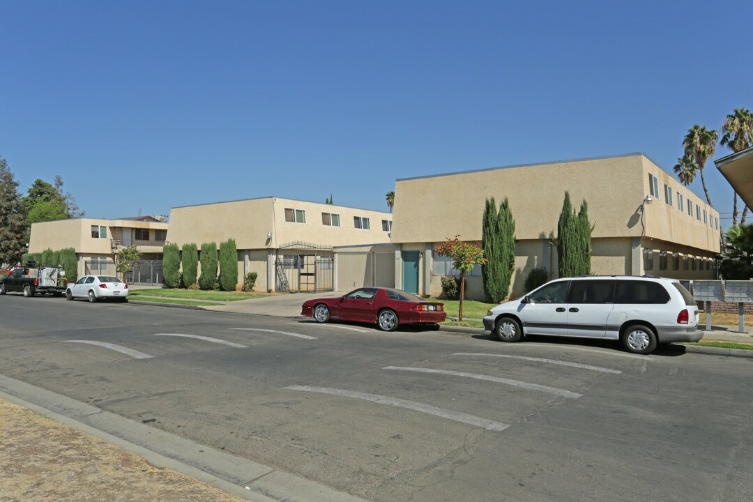 1360-1370 E Bulldog Ln in Fresno, CA - Building Photo