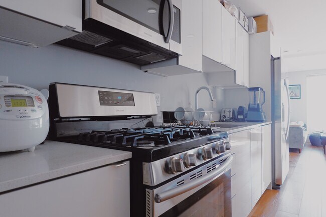 250 Meridian St, Unit 407 in Boston, MA - Building Photo - Building Photo