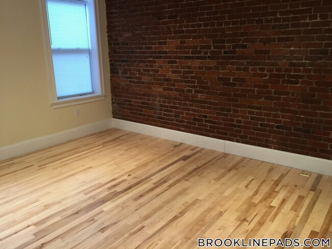 1203 Beacon St in Brookline, MA - Foto de edificio - Building Photo