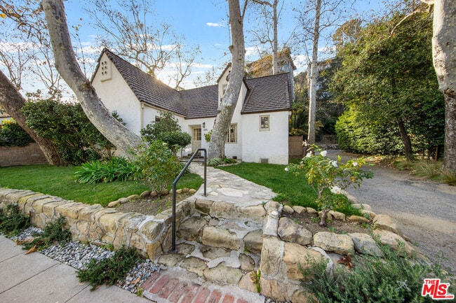 property at 2615 Canyon Dr