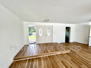 565 Clearview Dr in Port Charlotte, FL - Foto de edificio - Building Photo