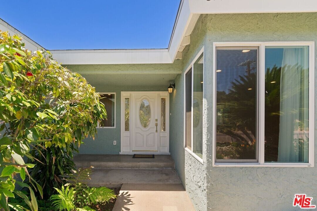 327 Bradbury Rd in Monrovia, CA - Building Photo