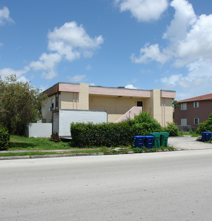 201-207 NE 141st St in Miami, FL - Building Photo