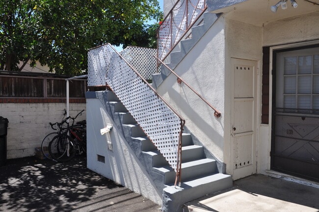 818 W Glenoaks Blvd, Unit 818B in Glendale, CA - Building Photo - Building Photo