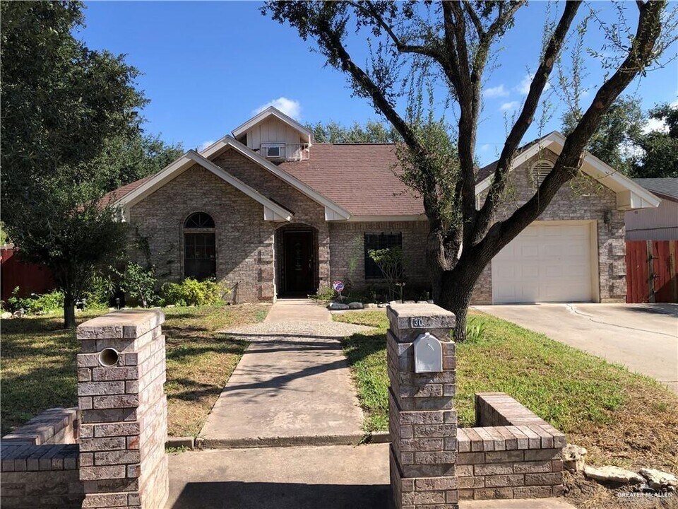 8 Pecan Ave in McAllen, TX - Building Photo