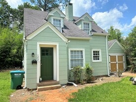 1211 Highland St in Montevallo, AL - Building Photo