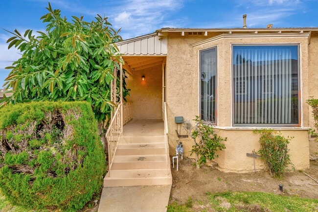 2211 W 102nd St, Unit Front Unit in Inglewood, CA - Foto de edificio - Building Photo