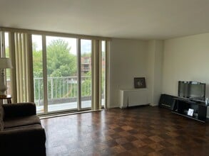 4520 King St, Unit 602 in Alexandria, VA - Foto de edificio - Building Photo