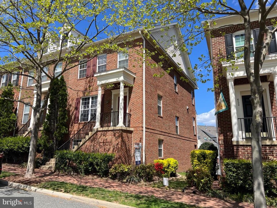 656 Belmont Bay Dr in Woodbridge, VA - Building Photo