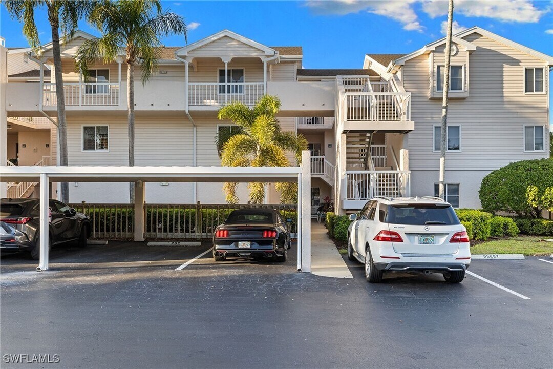 2651 Citrus Lake Dr in Naples, FL - Building Photo