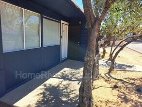 2016 W Cactus Rd in Phoenix, AZ - Foto de edificio - Building Photo