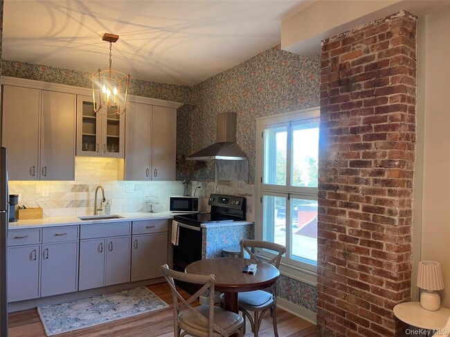 1106 Main St in Fishkill, NY - Foto de edificio - Building Photo