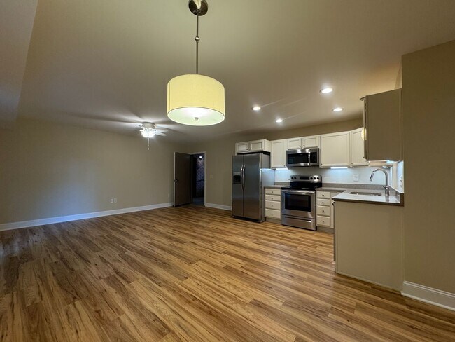 106 S Anderson St-Unit -A102 in Morganton, NC - Foto de edificio - Building Photo