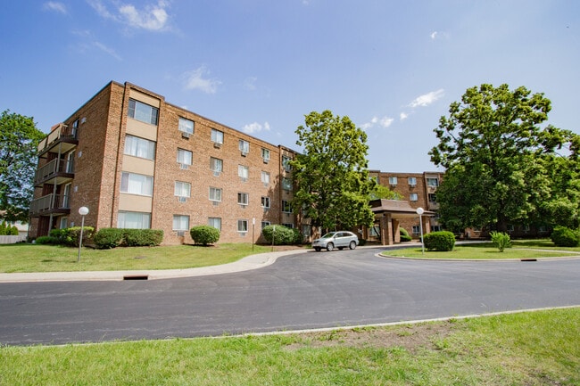1880 Bonnie Ln in Hoffman Estates, IL - Building Photo - Building Photo
