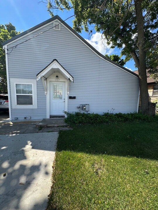 1547 32nd St NE in Cedar Rapids, IA - Foto de edificio