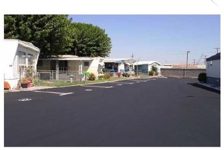 Mulberry Manor in Bakersfield, CA - Foto de edificio - Building Photo