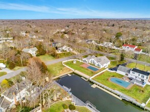 1 Canal Way in Hampton Bays, NY - Foto de edificio - Building Photo