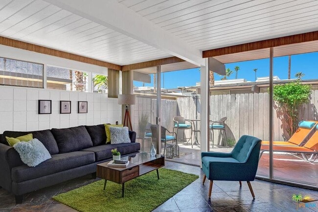 1111 E Palm Canyon Dr, Unit 321 in Palm Springs, CA - Foto de edificio - Building Photo