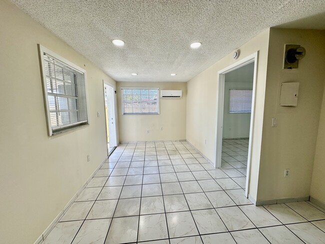 666 W 17th St in Hialeah, FL - Foto de edificio - Building Photo