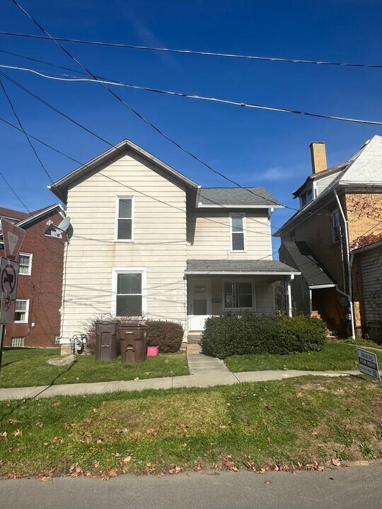 243 W Pine St in Grove City, PA - Building Photo