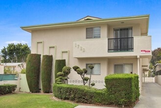 1723 S Barrington Ave in Los Angeles, CA - Foto de edificio - Building Photo