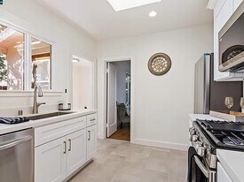 942 Talbart St in Martinez, CA - Building Photo