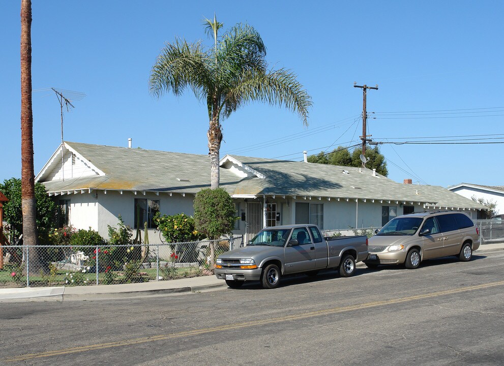 881-883 E Joyce Dr in Port Hueneme, CA - Foto de edificio